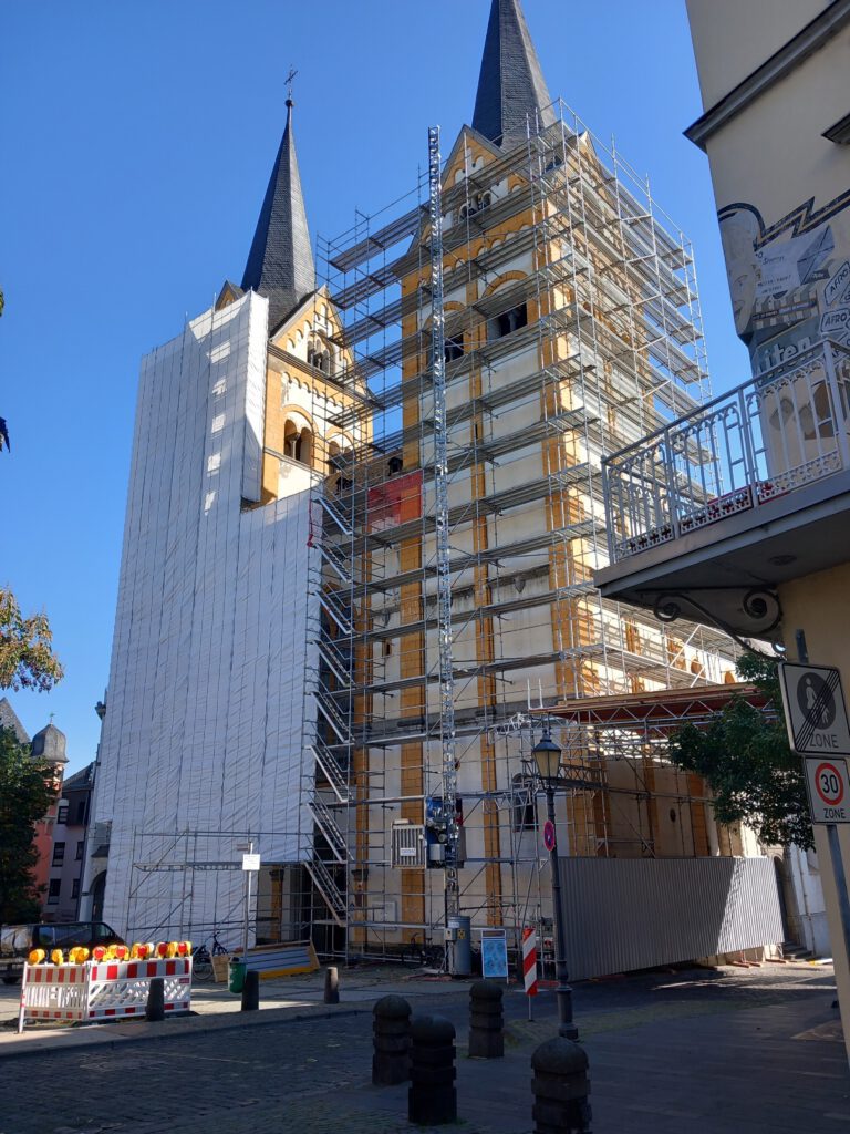 Seit September 2024 sorgt ein Schutzgerüst für die Verkehrssicherheit an der Florinskirche